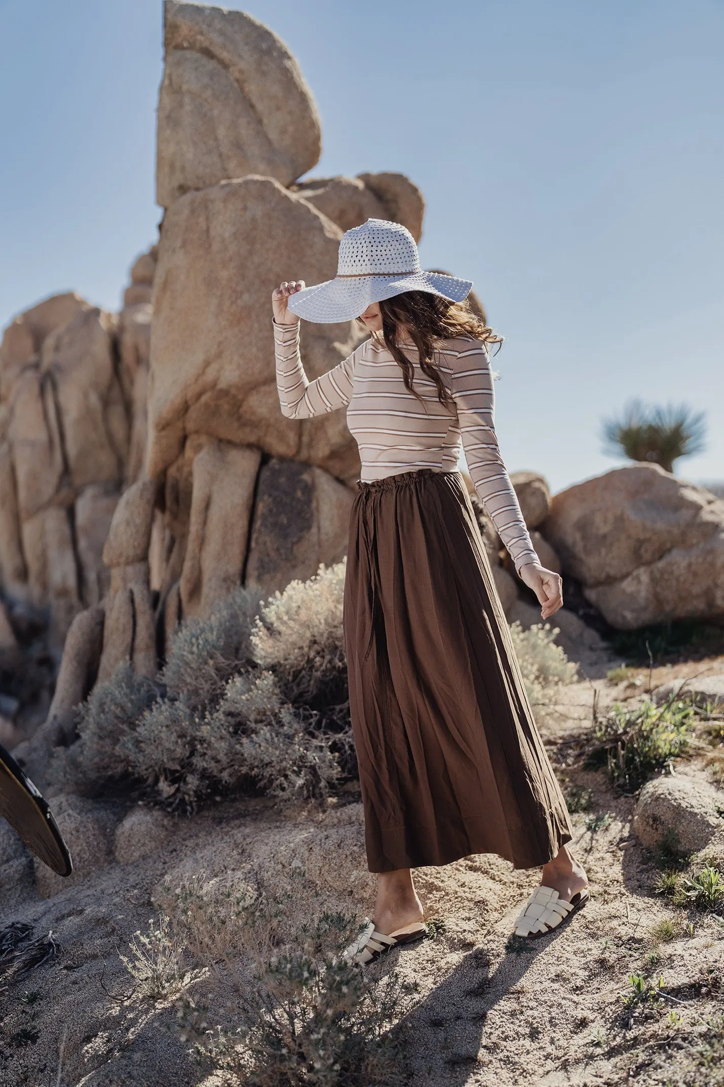 DRAWSTRING RUFFLE SKIRT-BROWN